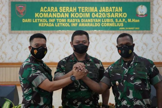 Letkol Inf Amaraldo Cornelius resmi menjadi Komandan Kodim (Dandim) 0420/Sarko menggantikan Letkol Inf Tomi Radya Diansyah Lubis,S.A.P., M.Han. (SRIWIJAYADAILY)