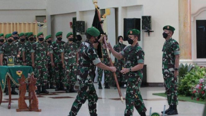 Penyerahan Tunggul Korem 045/Gaya oleh Pangdam II/Swj Mayjen TNI Agus Suhardi kepada pejabat baru Kolonel Inf Ujang Darwis, MDA. ISTIMEWA/PENDAM II/SWJ