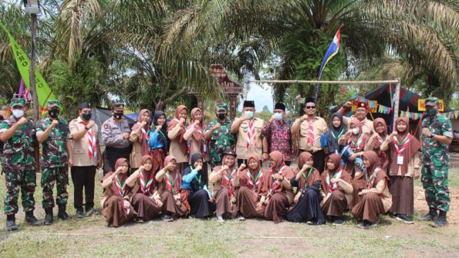 Dandim 0415/Jambi Kolonel Czi Sriyanto, M.I.R., M.A menghadiri upacara pembukaan Perkemahan Pramuka Santri Putri se Kab. Maurojambi, bertempat di Pondok Pesantren Riyadhul Amien Desa Danau Lamo Kec. Marosebo Kabupaten Muarojambi, Kamis (03/03/22). FOTO : DIM 0415/JBI