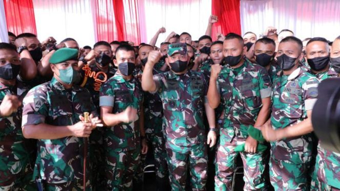 Kasad Jenderal TNI Dudung Abdurachman, S.E., M.M dalam suasana kekeluargaan yang menggambarkan kedekatan hubungan pimpinan dan bawahan saat berkunjung ke wilayah Korem 032/Wirabraja.**