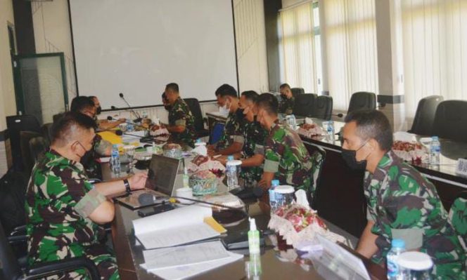 Tim Post Audit Itjenad sedang melakukan pemeriksaan ke Staf Korem 045/Gaya tentang Program Kerja dan Anggaran TA. 2021. (FOTO/PENREM GAYA)