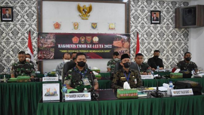 Komandan Korem 042/Gapu Brigjen TNI Supriono, S.IP., M.M mengikuti Rakornis TNI Manunggal Membangun Desa (TMMD) ke 113 TA. 2022 melalui Video conference dari  Ruang Rapat Makorem 042/Gapu (SRIWIJAYADAILY)