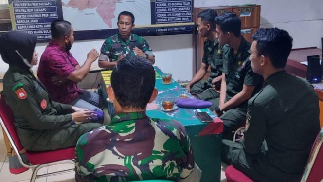 Pasiterdim 0415/Jambi Mayor Inf Beni menerima dan menyambut secara langsung kunjungan Kasubag Akademik dan Evaluasi Biro Akademik Kemahasiswaan (BAK) Universitas Jambidi Ruang Pasiter Kodim 0415/Jambi.**