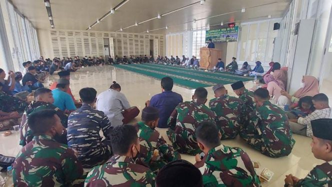Satgas Pamtas RI-PNG Yonif 711/Rks menggelar peringatan Isra Mi’raj Nabi Muhammad SAW 1443/2022 M bertempat di Mesjid Al-Hijrah Kel. Skouw Sae, Kec. Muara Tami, Kota Jayapura, Sabtu (05/03/2022). FOTO : PENDAM XVII/CENDERAWASIH