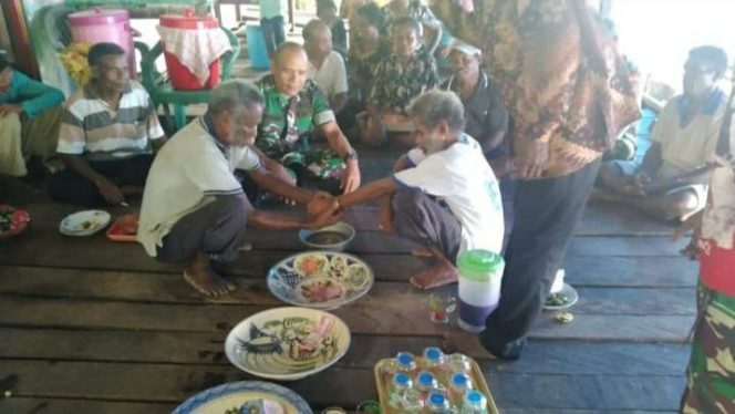 Foto saat Babinsa Koramil 1709-02/Yapen Timur Sertu Khairuddin dan Sertu Patrik Dudo hadiri acara adat pelepasan gelang yang lakukan oleh Kepala Suku Kampung Duai, Distrik Yapen Timur, Kab. Kepulauan Yapen.**