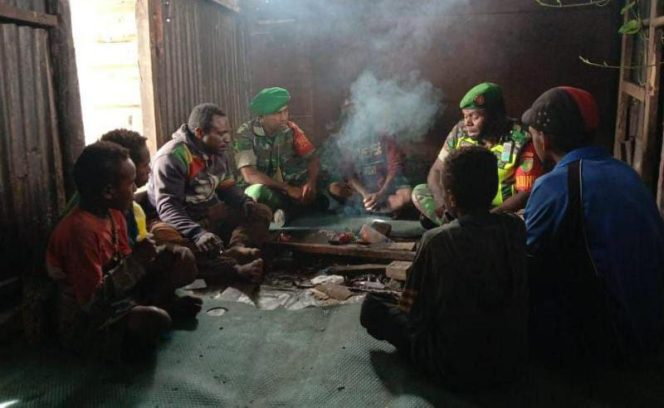Babinsa Koramil 02/Tigi dalam membangun keakraban serta kebersamaan dengan mengunjungi Rumah Bapak Sebastian Takimai di Kampung Egepakigida, Distrik Tigi Timur, Kabupaten Deiya (FOTO/PENDAM CENDERAWASIH)