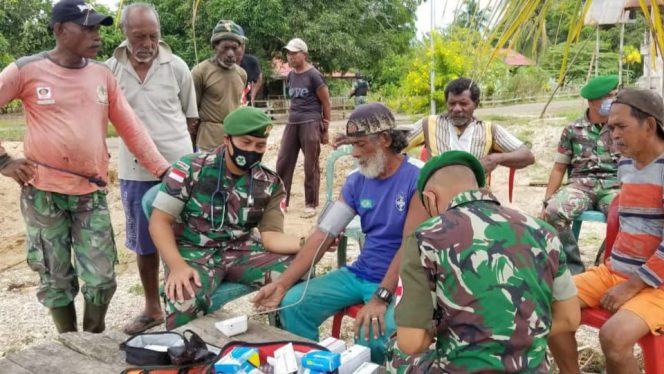 Satgas Pamtas RI-PNG Yonif 123/RW Pos Kuller  menyambangi masyarakat dan memberikan vitamin serta mengecek kesehatan pekerja bangunan di Gereja yang ada di Kampung Kuller Distrik Naukenjerai, Kab. Merauke, Sabtu (5/3/2022). FOTO : PENDAM XVII/CENDERAWASIH