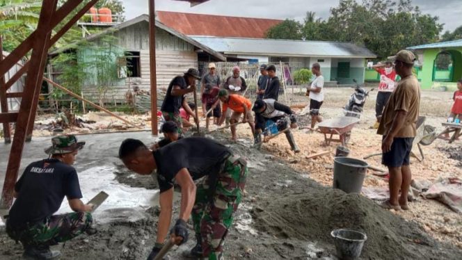 Foto anggota Pos Bendungan Tami Satgas Pamtas Yonif 711/Rks membantu membersihkan dan merenovasi Masjid Al-Iman bersama masyarakat dan pengurus Masjid di Kampung Swakarsa, Kota Jayapura. (Pendam XVII/Cenderawasih)