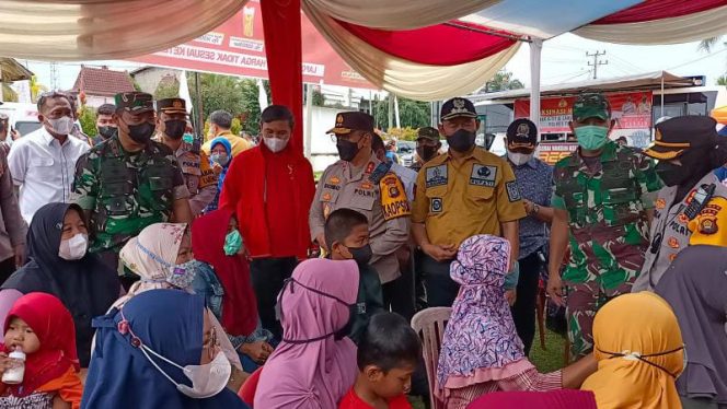 Danrem 042/Gapu Brigjen TNI Supriono, S.IP, M.M., bersama Kapolda Jambi Irjen Pol A Rachmad Wibowo, S.I.K., M.I.K dan Ketua DPRD Provinsi Jambi, Edi Purwanto saat meninjau Pasar Murah Minyak Goreng ke Kecamatan Rimbobujang Kabupaten Tebo, Minggu (6/3/2022). **