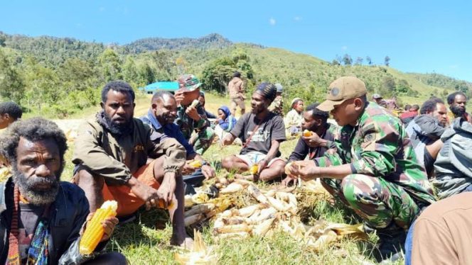 Prajurit Satgas Yonif MR 412 Kostrad Pos Malagay dalam acara tradisi adat bakar batu yang diadakan oleh masyarakat Desa Pinime Distrik Malagay Kabupaten Lanny Jaya Papua (FOTO/PENDAM CENDERAWASIH)