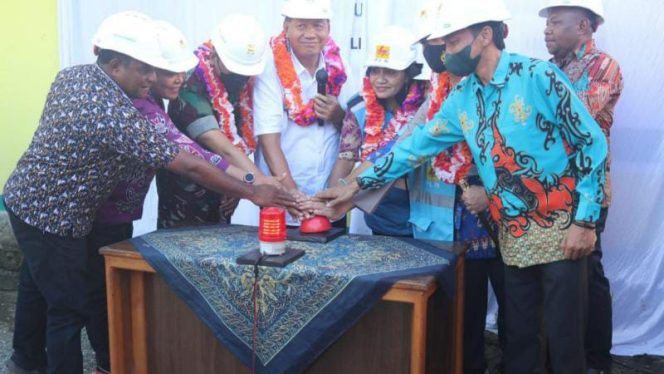 Foto Bupati Yapen bersama Dandim 1709/Yawa Letkol Inf Catur Prasetiyo Nugroho, S.IP, M.I.P dan unsur Forkopimda,saat Launching Listrik Masuk Kampung di Kampung Kanawa dan Kampung Sasawa Distrik Yapen Barat Kabupaten Kepulauan Yapen.**