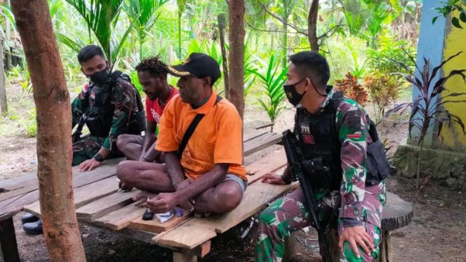 Pererat Tali Silaturahmi Dengan Masyarakat, Anggota Satgas Pamtas RI-PNG Yonif 711/Rks Lakukan Anjangsana Di Kampung Kibay.**