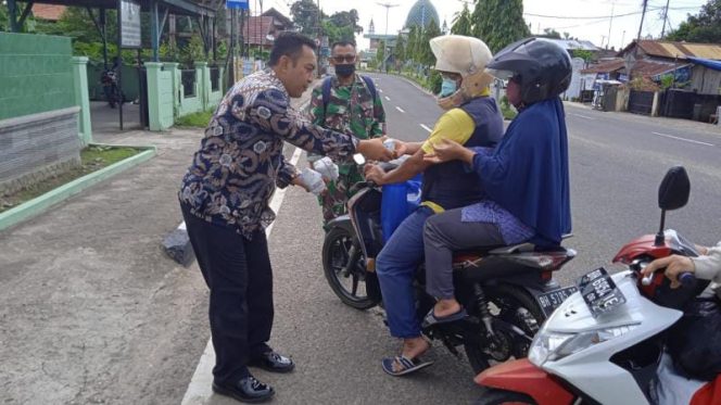 Pjs Danramil 415-11/Jambi Timur Kapten Kav. Andri Budi Negoro,SH menyempatkan waktu untuk berbagi berkah dengan membagikan puluhan nasi bungkus kepada masyarakat yang melintas di jalan raya depan Makoramil Jambi Timur, Kota Jambi. (SRIWIJAYADAILY/RMLJT)