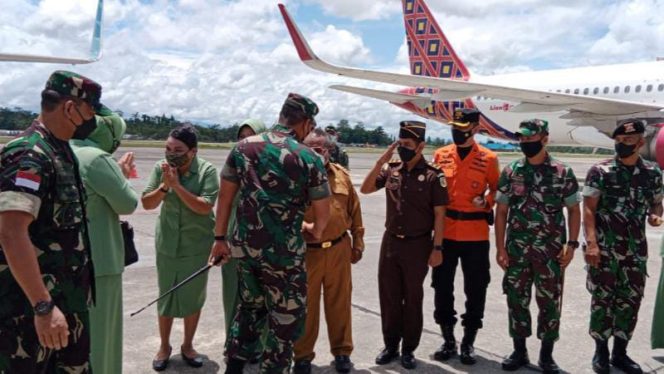 Pangdam XVII/Cenderawasih Mayjen TNI Teguh Muji Angkasa, S.E., M.M. beserta rombongan saat tiba di Terminal UPBU Bandara Mozes Kilangin Timika disambut oleh Forkopimda Kab Mimika dan pejabat TNI Polri (FOTO/PENDAM CENDERAWASIH)