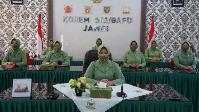 Wakil Ketua Persit KCK Ny. Rini M. Yamin Dano bersama Pengurus ikuti Webinar tentang 