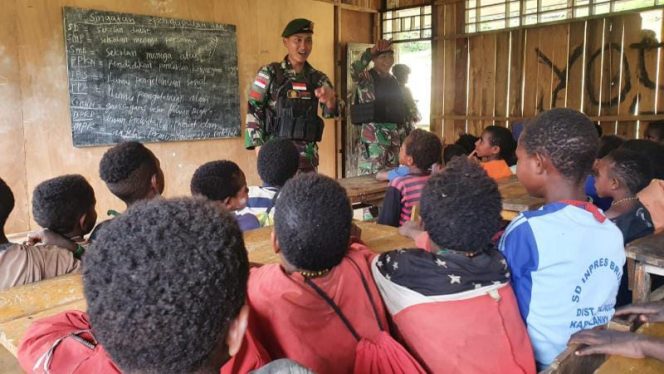 Anggota Satgas Yonif MR 412 Kostrad dari Pos Balingga membantu mengajar anak-anak siswa SD Inpres Balingga yang berada di Distrik Balingga Kabupaten Lanny Jaya, Papua. (SRIWIJAYADAILY/PENDAM CENDERAWASIH)