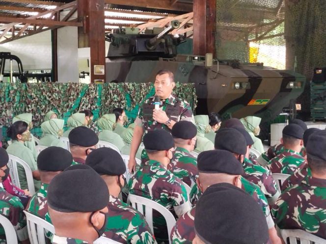 Pangdam XVII/Cenderawasih Mayjen TNI Teguh Muji Angkasa, S.E., M.M., saat memberikan arahan kepada Prajurit dan Persit di Denkav-3/SC (FOTO/PENDAM CENDERAWASIH)
