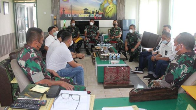 Dandim 0415/Jambi Kolonel Czi Sriyanto, M.I.R., M.A. beserta staf, menerima kunjungan silaturahmi dari PT. Telkom Indonesia (Persero) Tbk Jambi di Makodim 0415/Jambi, Kota Jambi, Selasa (1/23/2022). FOTO : DIM 0415/JBI