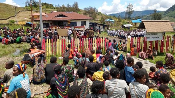 Aksi demontrasi penyampaian aspirasi masyarakat Sinak Kab. Puncak pada hari Rabu (2/2) pukul. 11.00 Wit di depan Polsek Sinak, Kab. Puncak. FOTO : PENDAM XVII/CENDERAWASIH