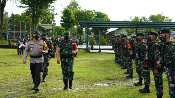 Kapolda Jambi Irjen Pol A Racmad Wibowo dan Danrem 042/Gapu Brigjen TNI Supriono mengecek pasukan Satuan Satgas Organik Papua Yonif R 142/KJ. (SRIWIJAYADAILY/PENREM GAPU)