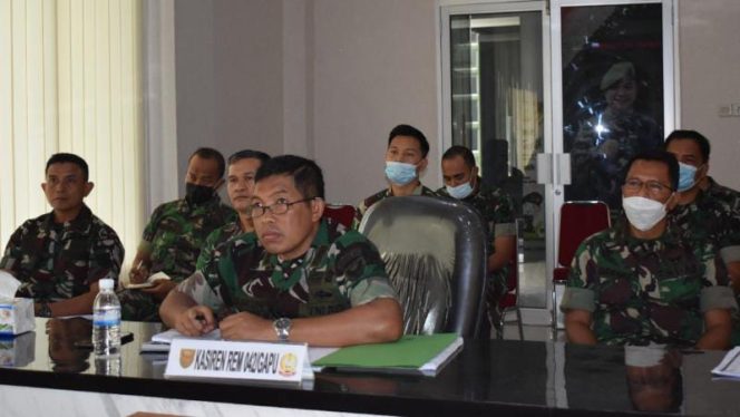 Kasiren Korem  042/Gapu Kolonel Inf Maskun Nafik, S.H, mengikuti Rapat Kerja Pembangunan Zona Integritas TNI AD Tahun 2022 melalui Video Conference. (SRIWIJAYADAILY)