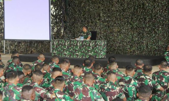 Komandan Korem (Danrem) 172/PWY Brigjen TNI Izak Pangemanan memberikan pembekalan kepada personel Yonif Mekanis 203/Arya Kemuning (AK) bertempat di Atrium Petarung Kuda Putih Mako Yonif Mekanis 203/AK, Kota Tanggerang (FOTO/PENDAM CENDERAWASIH)