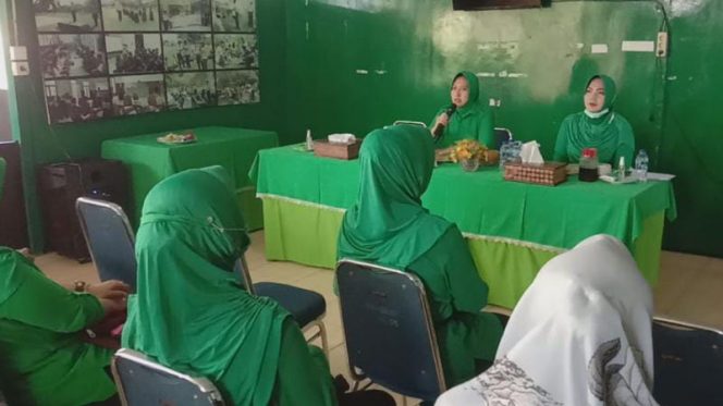 Ketua Persit KCK Cabang XXIII Kodim 0415/Jambi, Ny Kiki Sriyanto kembali menjalin silaturahmi kepada anggota persit KCK Ranting 10 Koramil 415-09/Telanaipura. (SRIWIJAYADAILY)