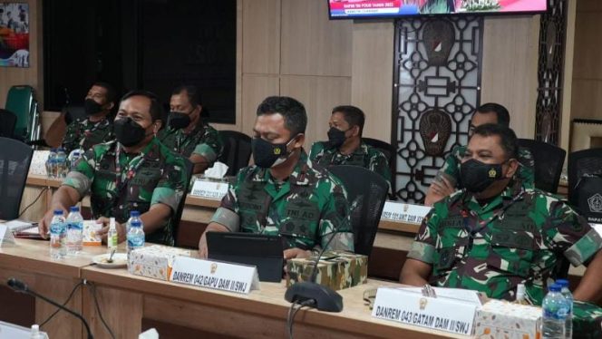 Komandan Korem 042/Garuda Putih Brigjen TNI Supriono, S.IP., M.M mengikuti Rapat Pimpinan (Rapim) TNI-Polri Tahun 2022 secara vicon dari Aula Itjenad, Jakarta Pusat. Selasa (01/03/2022). FOTO : PENREM 042/GAPU 