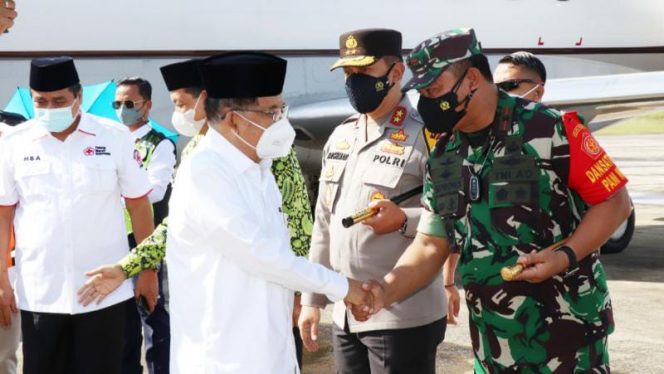 Danrem 042/Gapu Brigjen TNI. Supriono,sambut kedatangan mantan Wakil Presiden Republik Indonesia Jusuf Kalla (JK) di Bandara Sultan Thaha Syaifuddin Jambi (SRIWIJAYADAILY/PENREM GAPU)