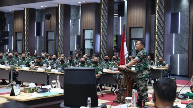 Komandan Korem 042/Garuda Putih Brigjen TNI Supriono, S.IP., M.M mengikuti  Rapat Pimpinan TNI AD yang dipimpin oleh Kepala Staf Angkatan Darat (Kasad) Jenderal TNI Dudung Abdurachman, S.E.,M.M. bertempat di Gedung A.H. Nasution Mabesad Jakarta, Rabu (02/03/2022). FOTO : PENREM 042/GAPU