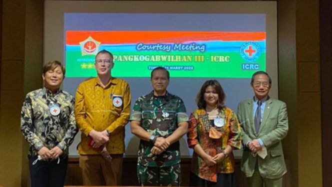 Pangkogabwilhan III Letjen TNI I Nyoman Cantiasa, S.E., M.Tr. (Han) bersama Ketua Delegasi Regional ICRC untuk Indonesia dan Timor-Leste, Alexandre Faite. (Penkogab3)