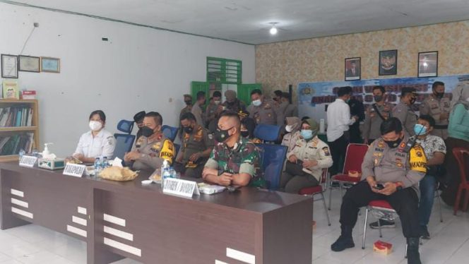 Pasiterdim 0415/Jambi Mayor Inf Beni mengikuti kegiatan video conference vaksin serentak Indonesia dengan Wakapolri, di Puskesmas KONI Kota Jambi. (SRIWIJAYADAILY/SITERDIM JAMBI)