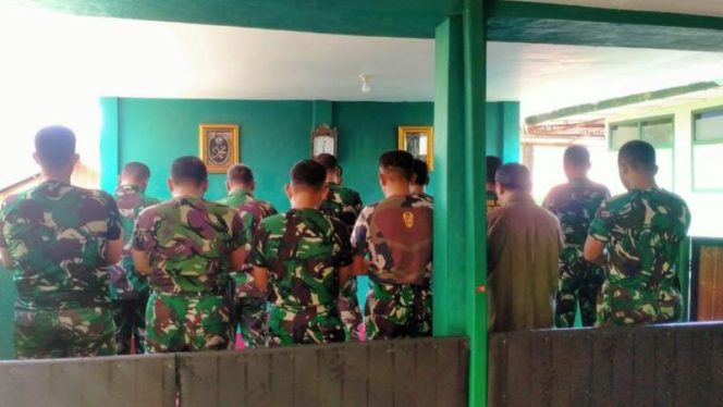 Anggota Koramil 415-09/Telanaipura menggelar Salat Zuhur berjamaah di Mushola Al-Ikhlas Koramil 09/Telanaipura (FOTO/WIDI)
