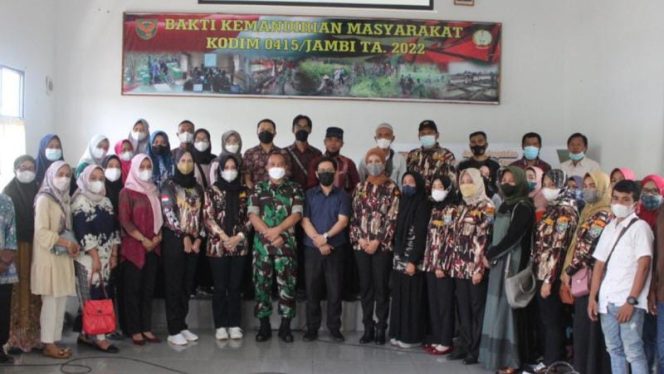Pasirendim 0415/Jambi Mayor Inf Mulyono foto bersama peserta pelatihan dan sosialisasi marketplace (SRIWIJAYADAILY/SITERDIM JBI)