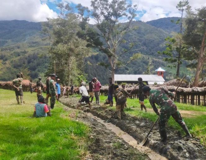 Prajurit Satgas Yonif MR 412 Kostrad gotong royong kerja bakti bersama masyarakat Desa Balingga membantu memperlebar dan membersihkan saluran air sepanjang kurang lebih 300 meter di depan Puskesmas Desa Balingga Distrik Balingga Kabupaten Lanny Jaya Papua (FOTO/PEN CENDERAWASIH)