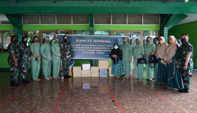 Ketua Persit KCK Daerah XVII/Cenderawasih Ny. Erni Teguh Muji Angkasa bersama pengurus menggelar kegiatan Bhakti Sosial (Baksos) dengan membagikan Sembako (FOTO/PEN CENDERAWASIH)