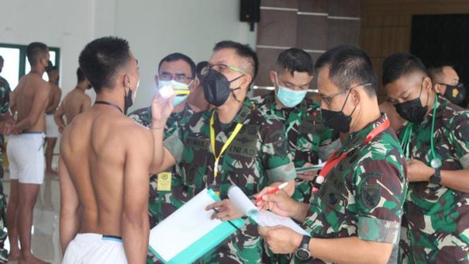 Danrem 045/Gaya, Kolonel Inf Ujang Darwis MDA pimpin sidang parade penerimaan Seleksi Calon Tamtama PK TNI AD Gelombang I Tahun 2022 Subpanda Korem 045/Gaya. (SRIWIJAYADAILY/PENREM GAYA)