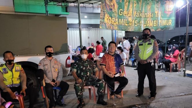 Komandan Kodim 0415/Jambi Kolonel Czi Sriyanto saat meninjau Gerai Vaksinasi Koramil Jambi Timur, Senin (28/2)
