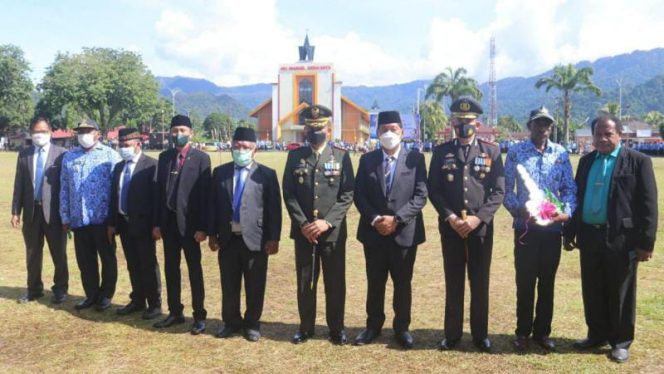 Foto bersama Komandan Kodim 1709/Yawa Letkol Inf Catur Prasetiyo Nugroho, S.IP, M.I.P dengan Forkopimda Kepulauan Yapen usai  Upacara Peringatan Hari Ulang Tahun Ke-53 Kabupaten Kepulauan Yapen.**