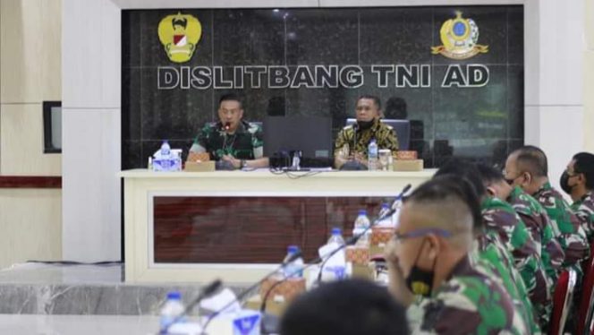 Kadislitbangad Brigjen TNI Terry Tresna Purnama, S.I.Kom., M.M., saat memimpin Rakor Rencana Pembuatan Aplikasi Revitalisasi Sistem Informasi Babinsa bersama para komunitas Litbang jajaran Balakpus TNI AD.**
