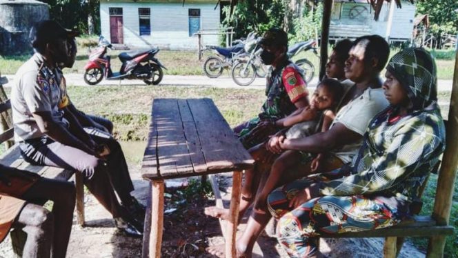 Babinsa Koramil 1701-05/Waris bersama tokoh masyarakat di kampung Kalifam, Waris, Keerom. (SRIWIJAYADAILY/PENDAM CENDERAWASIH)
