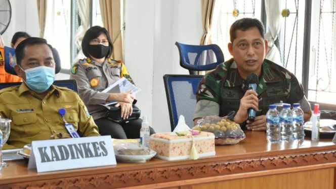 Kasrem 042/Gapu Kolonel Inf M. Yamin saat vicon bersama Kapolri pada kegiatan vaksinasi serentak di Puskesmas Kebun Kopi, Kecamatan Jambi Selatan, Kota Jambi (FOTO/PENREM GAPU)
