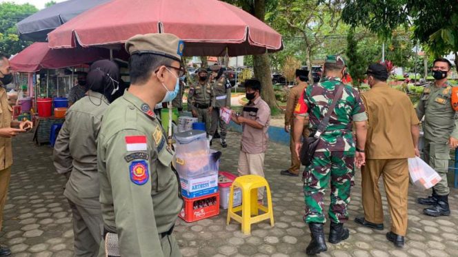Koramil Telanaipura Bersama Aparat Kecamatan Tegakkan Prokes Di Kawasan Danau Sipin. (SRIWIJAYADAILY/RAMIL TELANAIPURA)