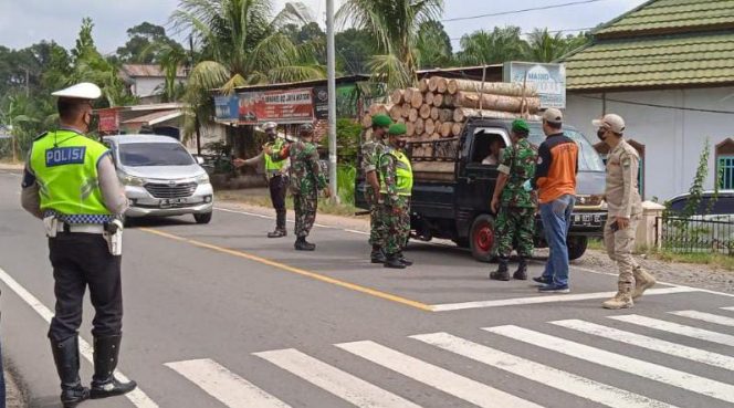 Anggota Koramil 415-09/Telanaipura, Kodim 0415/Jambi memberi perbantuan pendampingan Percepatan Masa Pemulihan Covid-19 Di Muarojambi (FOTO/WIDI)