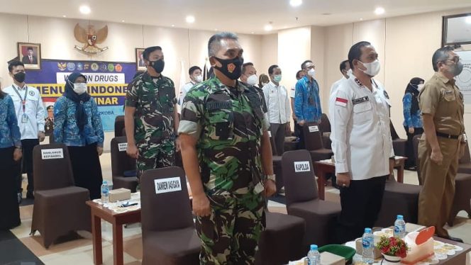 Kasiintel Kasrem 045/Gaya Kolonel Inf Dikdik Sadikin menghadiri Peringatan HUT BNN RI ke-20 secara virtual dar ruang Tanjung Pesona Kantor Gubernur, Kota Pangkalpinang, Babel. (PENREM GAYA)