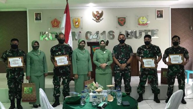 Dandim 0416/Bue Letkol Inf Arianto Maskare Subagio, S.Sos., M.Si. dan isteri bersama Pama dan Ba  yang pindah satuan. (PENDIM BUTE)