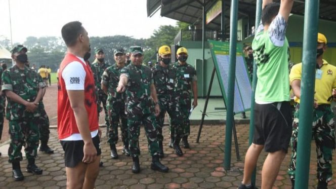 Foto Wakasad Letjen TNI Agus Subiyanto saat mengecek pelaksanaan Seleksi Jasmani Pendidikan Reguler  LXII Seskoad di Bandung. Selasa, (8/3/2022). /Dispenad