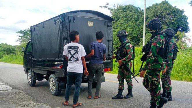 DOK/Personel Satgas Pamtas RI-PNG Yonif 711/Rks melaksanakan pemeriksaan kendaraan yang melintas di Desa Arso Kota, Kecamatan Arso, Kabupaten Keerom. Papua (**)