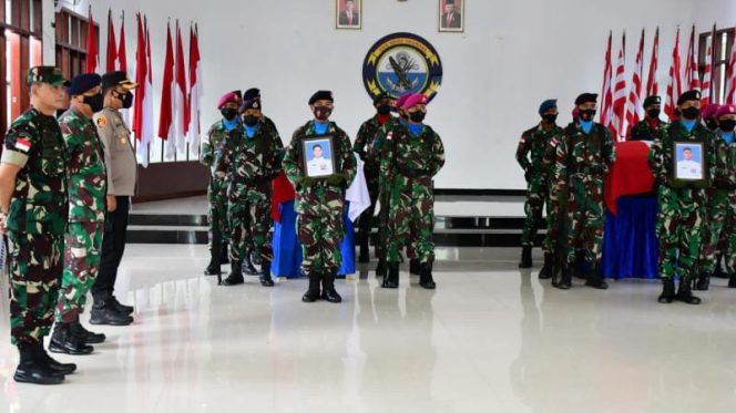Pangdam XVII/Cenderawasih Mayjen TNI Teguh Muji Angkasa, S.E., M.M. ikut melaksanakan upacara pengantaran pemberangkatan kedua jenazah Prajurit TNI yang gugur akibat kekejaman KST. (FOTO/PENDAM CENDERAWASIH)