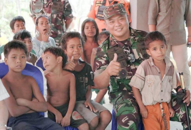 Komandan Korem 042/Gapu Brigjen TNI Supriono, S.IP., M.M., bersama anak - anak SAD di Sungai Terap Ds. Jelutih Kec. Batin XXIV Kab. Batanghari Prov. Jambi (FOTO/PENREM GAPU)